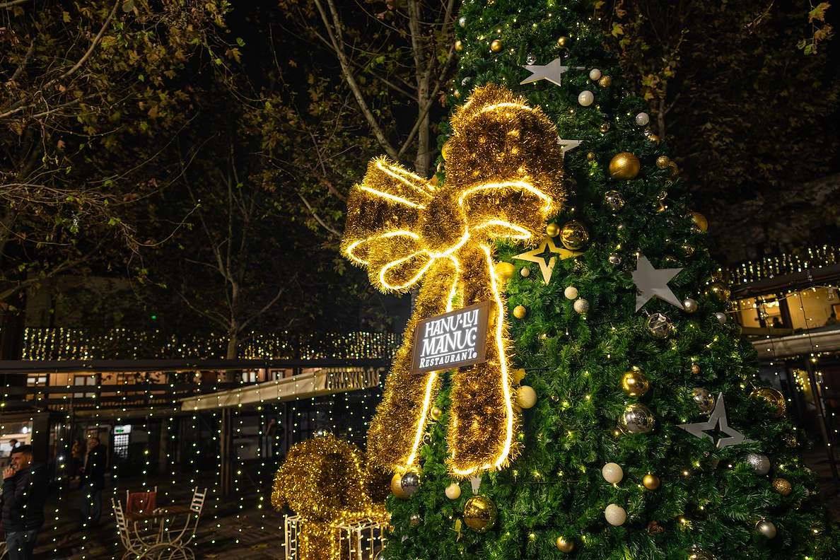 Bradul de Crăciun decorat din curtea Hanu' lui Manuc