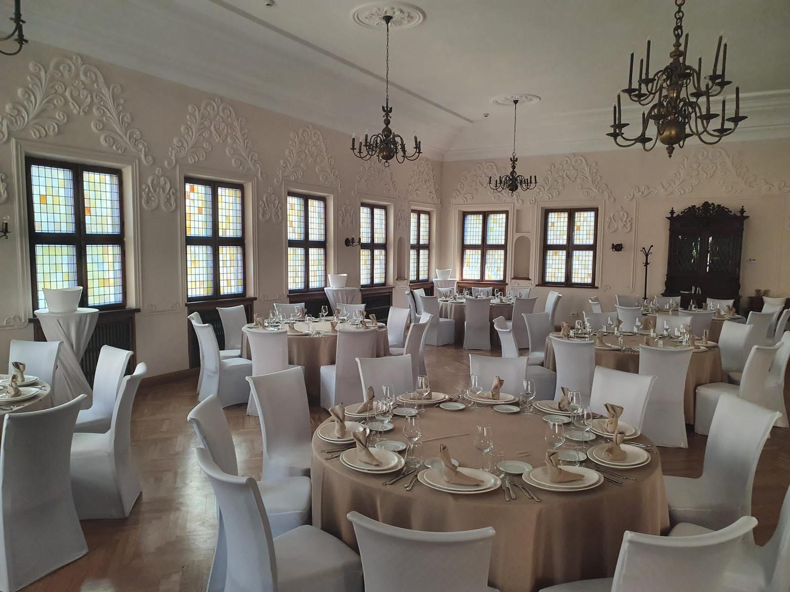 Sala Hanului — stucaturi, vitralii și candelabre