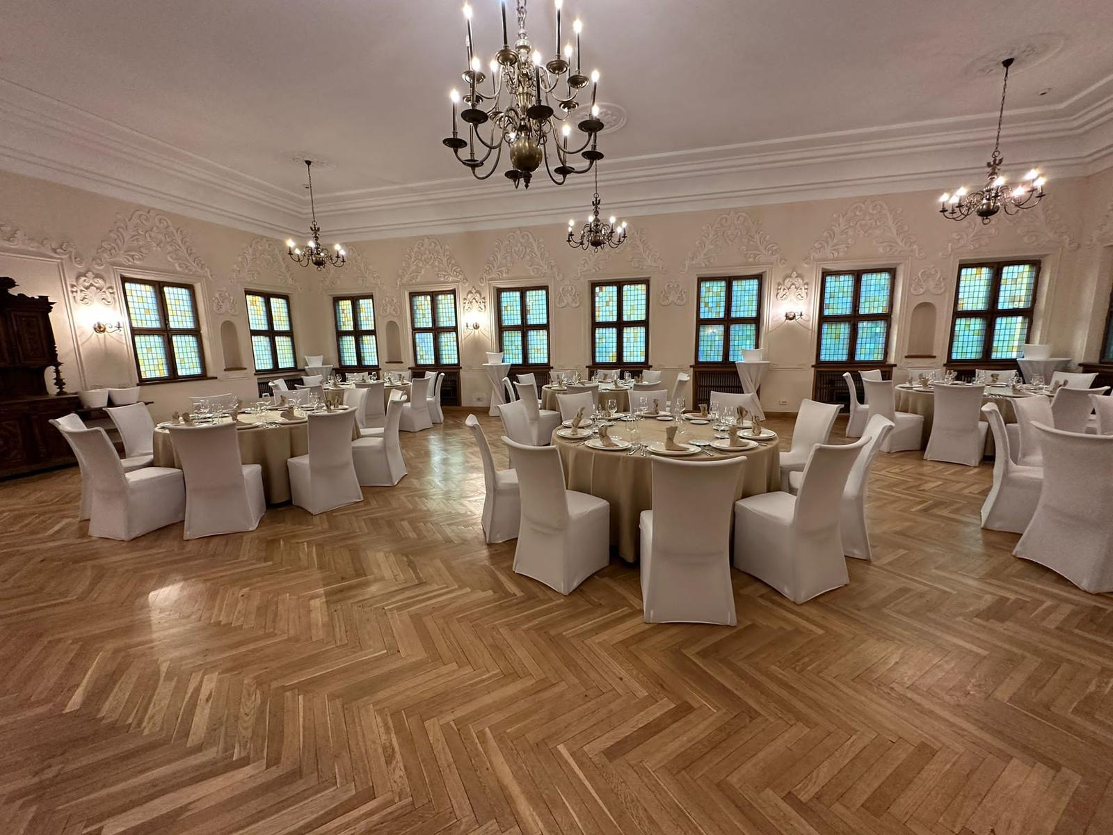 Sala Hanului — parchet herringbone și mese festive
